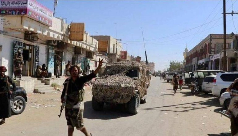 يمني يرفع علامة النصر في شبوة المحررة       (مكة)