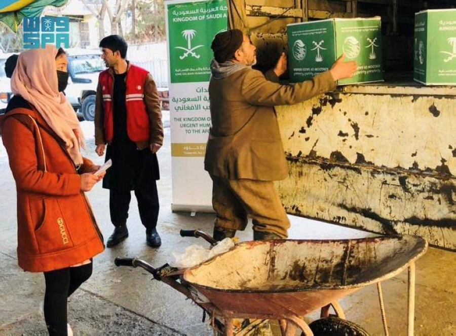 أفغانية تحصل على حصتها من السلال الغذائية                   (واس)