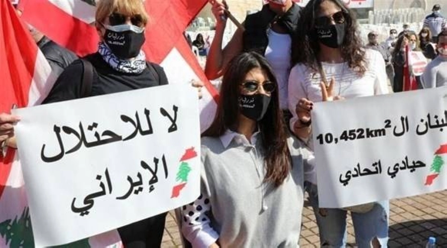 ناشطون يرفعون لافتات ضد احتلال طهران                                                                                  (مكة)