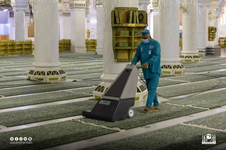 






كنس السجاد داخل المسجد الحرام                         (مكة)