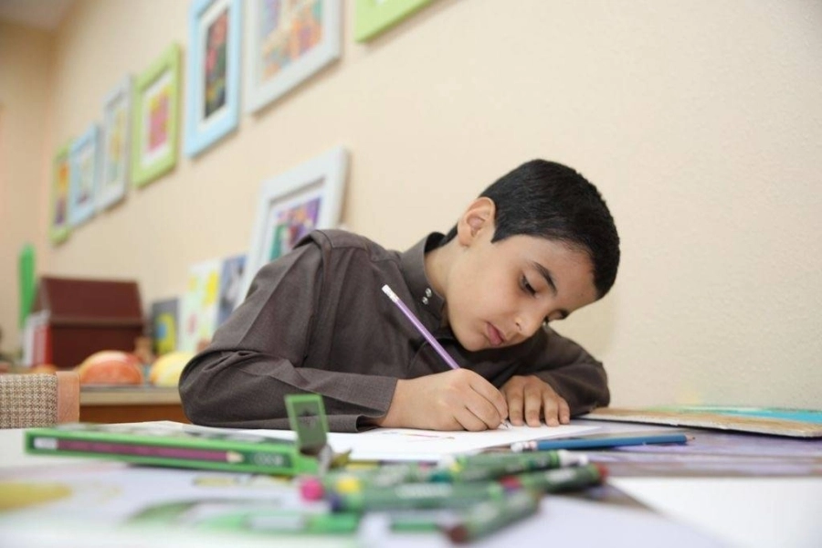   (مكة)                                                            طالب إبتدائي أثناء الدراسة