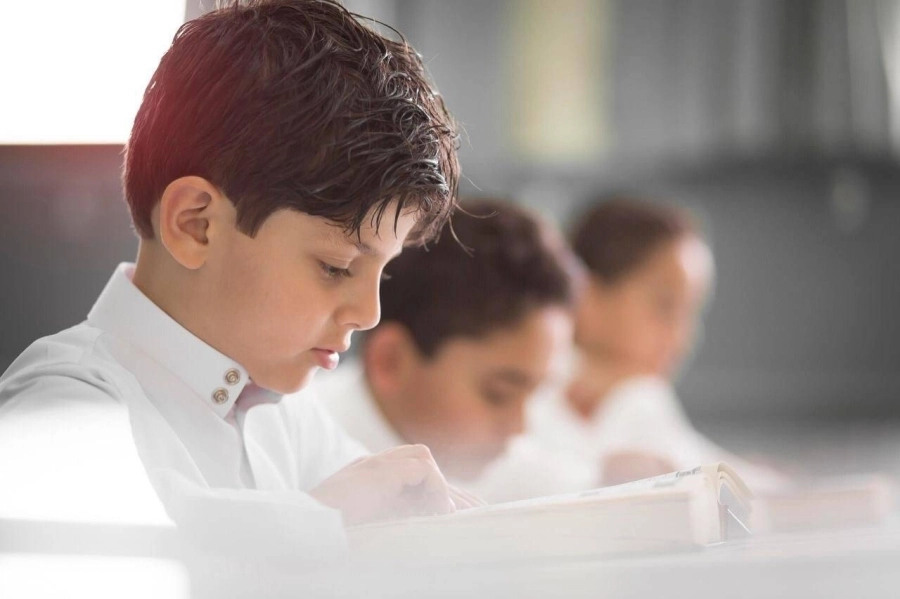 طلاب إبتدائية يتلقون دروسا حضوريا                                       (مكة)