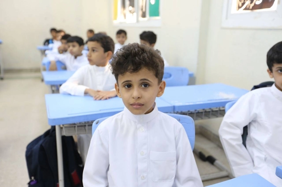 طلاب إبتدائية يتلقون دروسا حضوريا                                                     (مكة) 