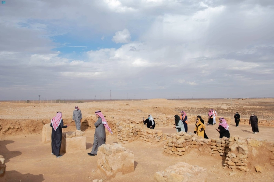 






زوار يتجولون في موقع درب زبيدة                                                         (مكة)