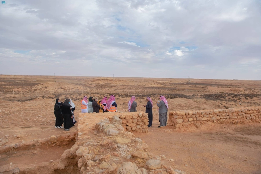 زوار يتجولون في موقع درب زبيدة                                                       (مكة)