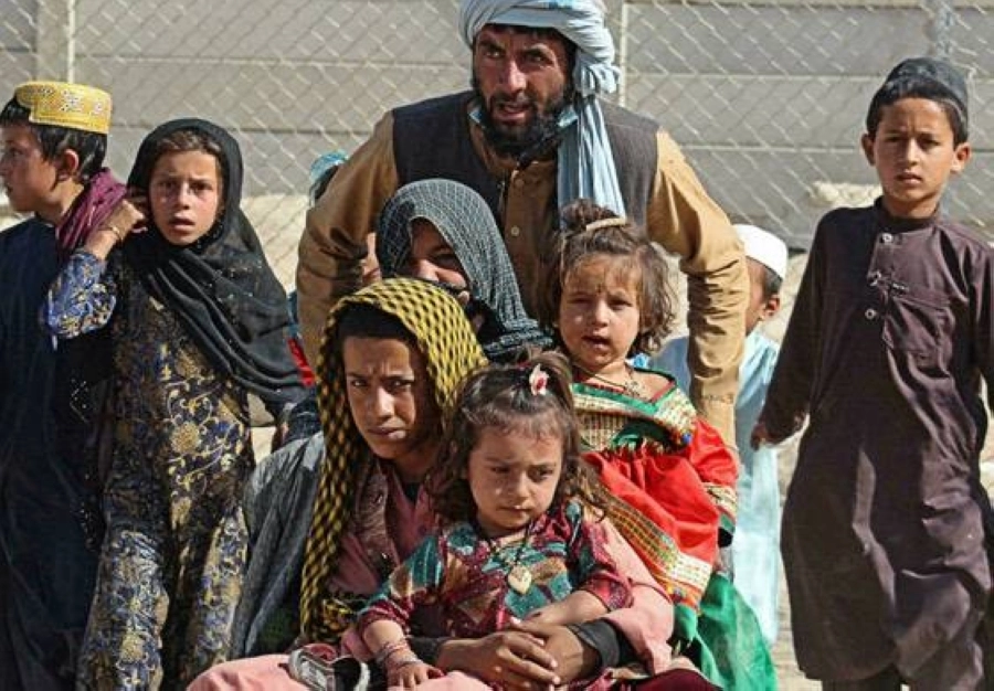 






أب يعرض بناته للبيع