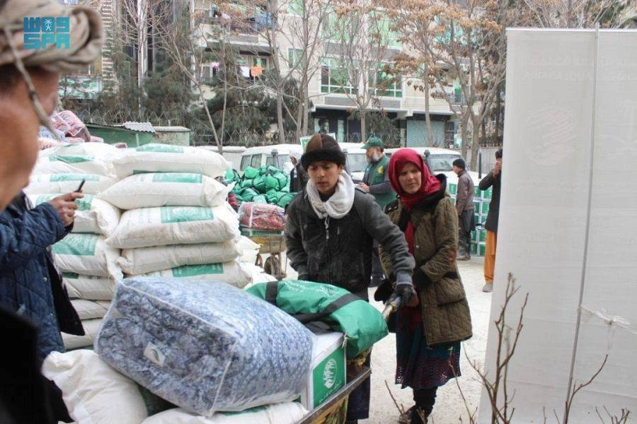 اسرة افغانية تحصل على الملابس الشتوية  والمساعدات (واس)