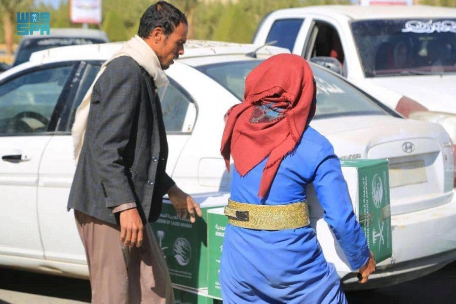 توزيع السلال الغذائية في مأرب (واس)