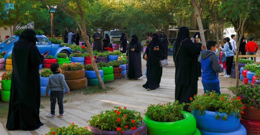 






زوار في معرض كرنفال الزهور                        (مكة)