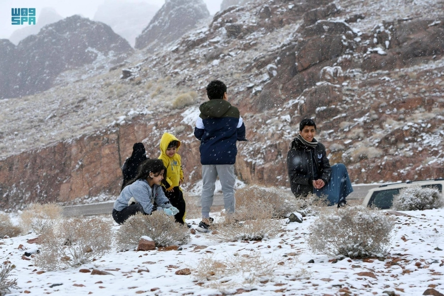 شهدت جبال اللوز تساقطا للثلوج مصحوبة بالأمطار، في ظاهرة مناخية تزدان بها المناطق الشمالية من تبوك في مثل هذه الأوقات من كل عام.
