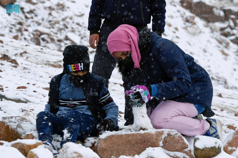 شهدت جبال اللوز تساقطا للثلوج مصحوبة بالأمطار، في ظاهرة مناخية تزدان بها المناطق الشمالية من تبوك في مثل هذه الأوقات من كل عام.
