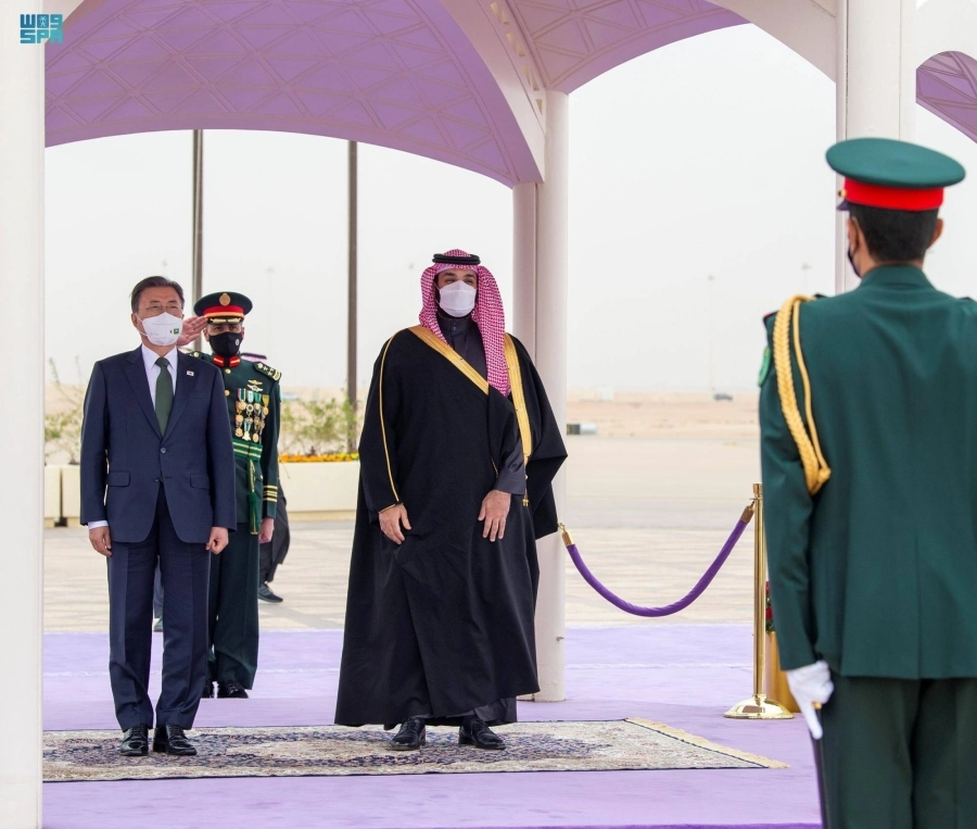 الأمير محمد بن سلمان ومون جيه إن خلال عزف السلامين الوطنيين (واس) 