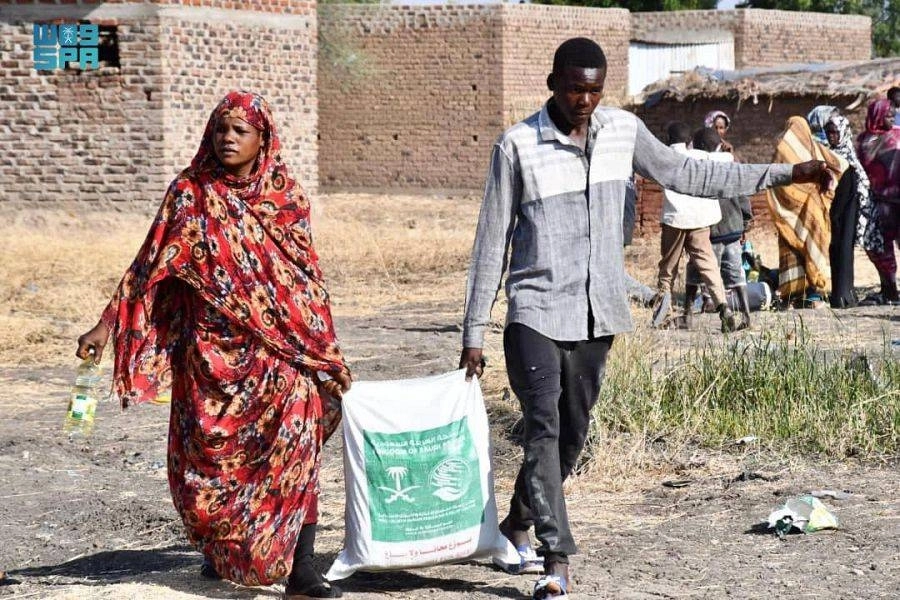 






أسرة تحمل سلتها الغذائية         (واس)