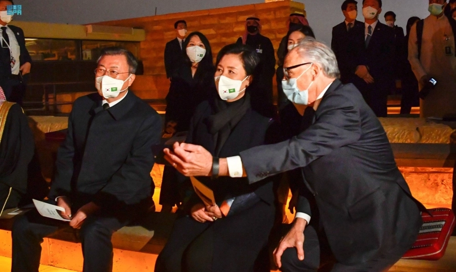 مون جيه إن وحرمه خلال الزيارة (واس)