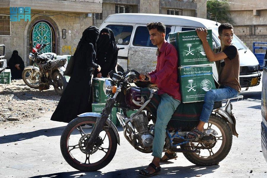 






شاب يمني يحمل مساعدات غذائية على دراجة نارية (واس)