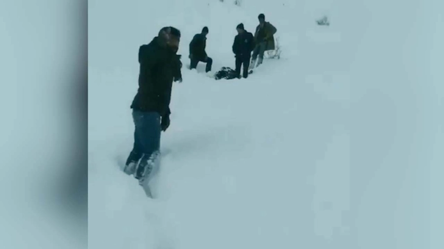 






زهراء ونادر بعد العثور عليهما متجمدين في الثلوج         (إندبندنت عربية)