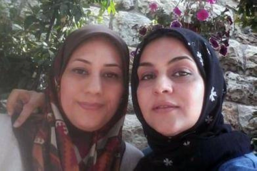 






زهراء مع شقيقتها