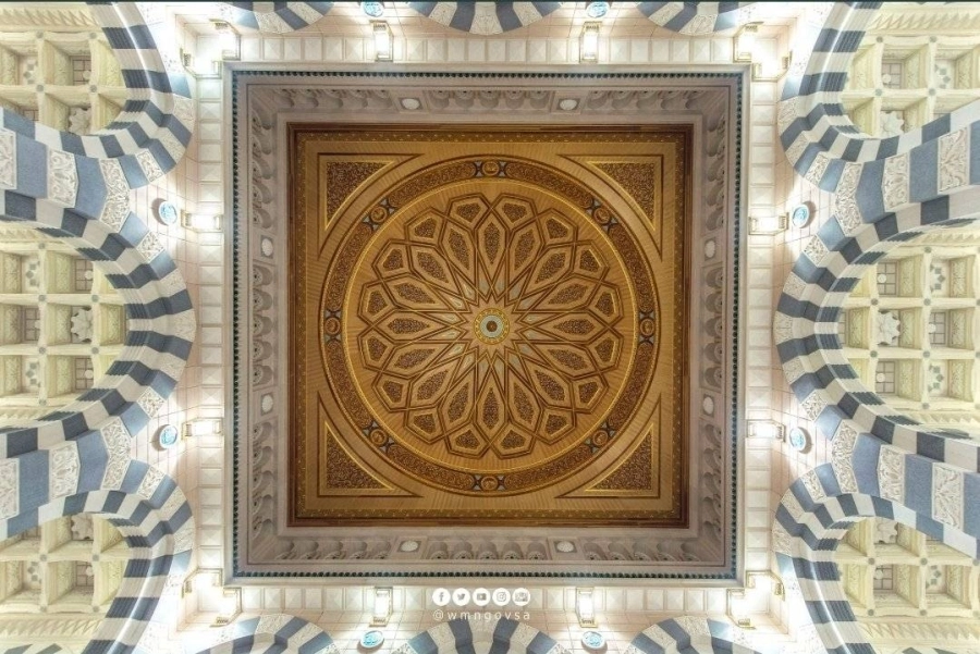 27 قبة متحركة تعمل على تجديد التهوية داخل المسجد النبوي تزن الواحدة منها 80 طنا، ويتم التحكم بها آليا، وتغطي القبة مساحة 324 م2 بدائرة قطرها 12 م حاملة بداخلها زخارف بديعة تشهد على فن العمارة بالمسجد النبوي.
