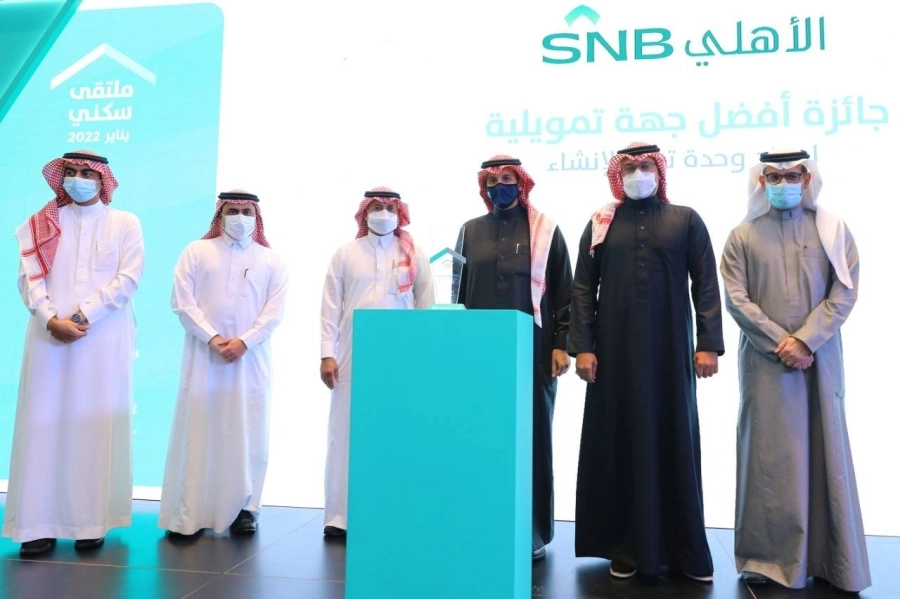 الأمير سعود بن طلال والأستاذ منصور بن ماضي خلال تكريم البنك الأهلي السعودي