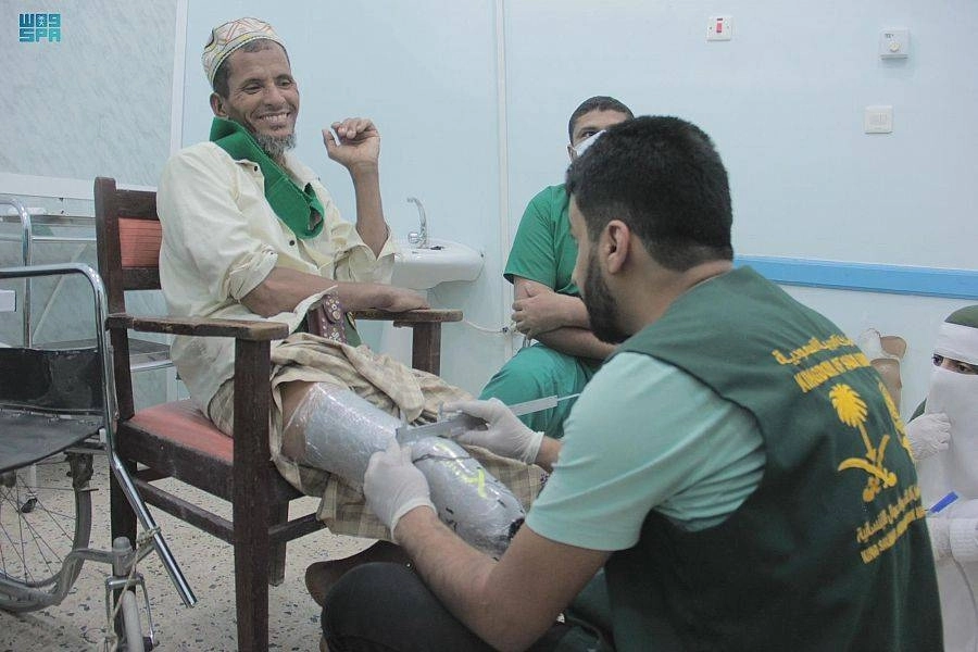 يمني يبتسم لطبيب مركز الأطراف الصناعية  (واس)