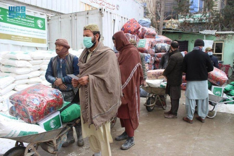 أفغان يصطفون لتسلم المساعدات  (واس)