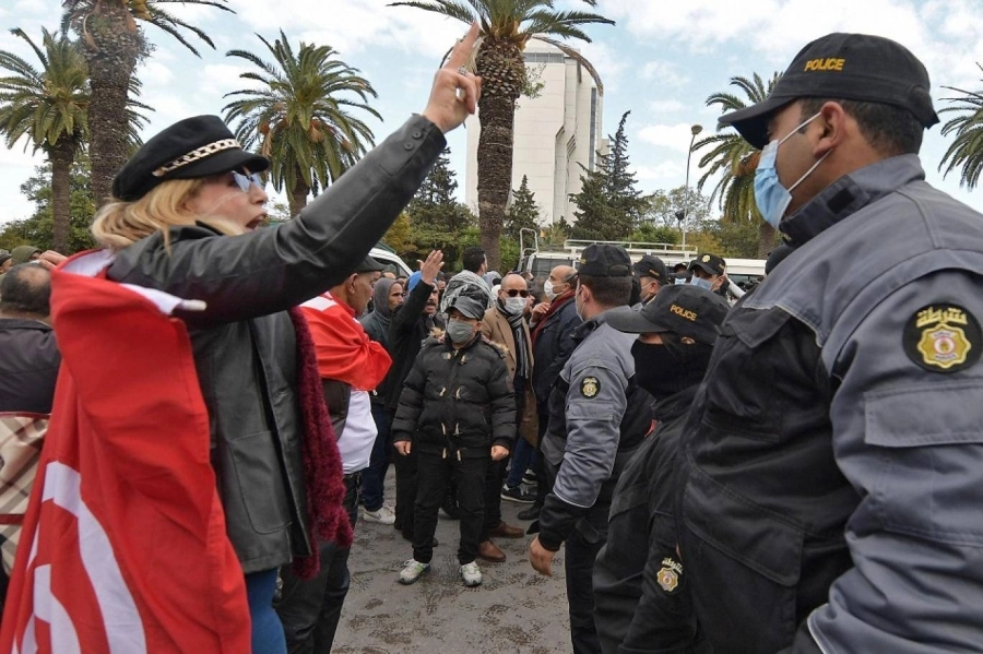 مسيرات مؤيدة للرئيس في تونس               (مكة)