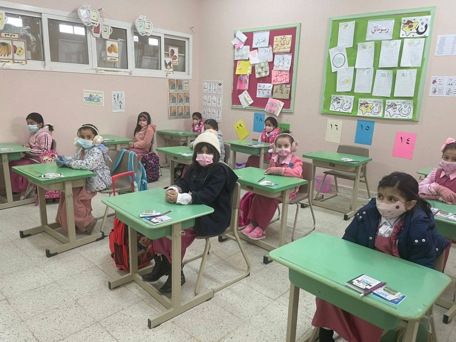 طالبات داخل الفصل الدراسي أمس                         (مكة)