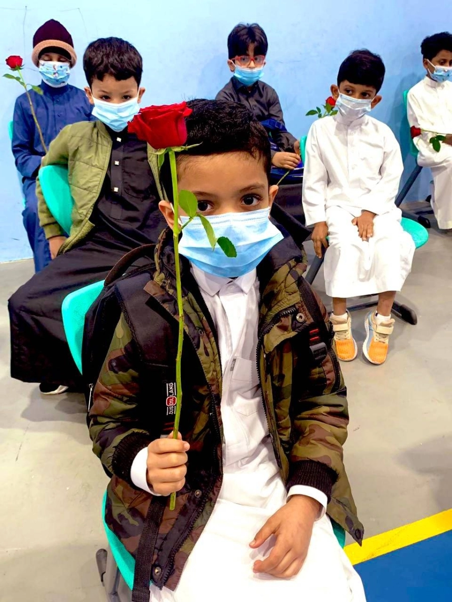 طالبة فرحة بالعودة الحضورية  (مكة)