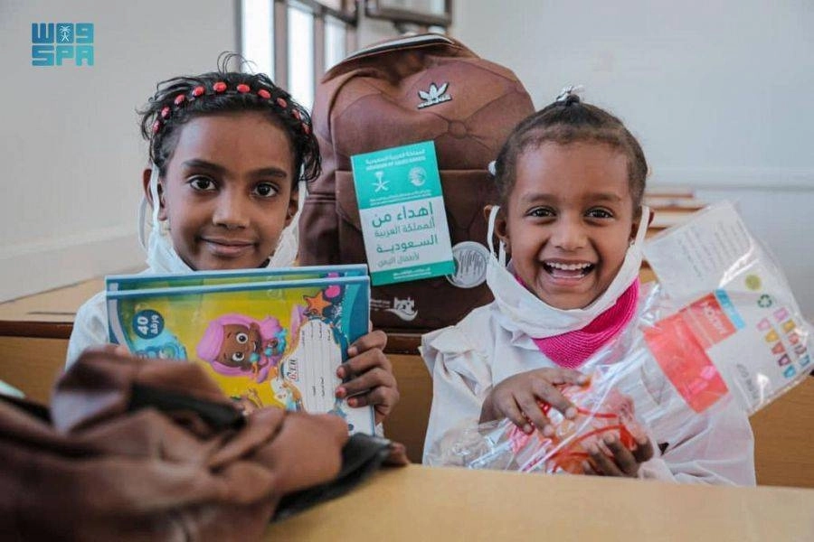 طالبتان يمنيتان عقب الحصول على حقيبة المدرسة (واس)