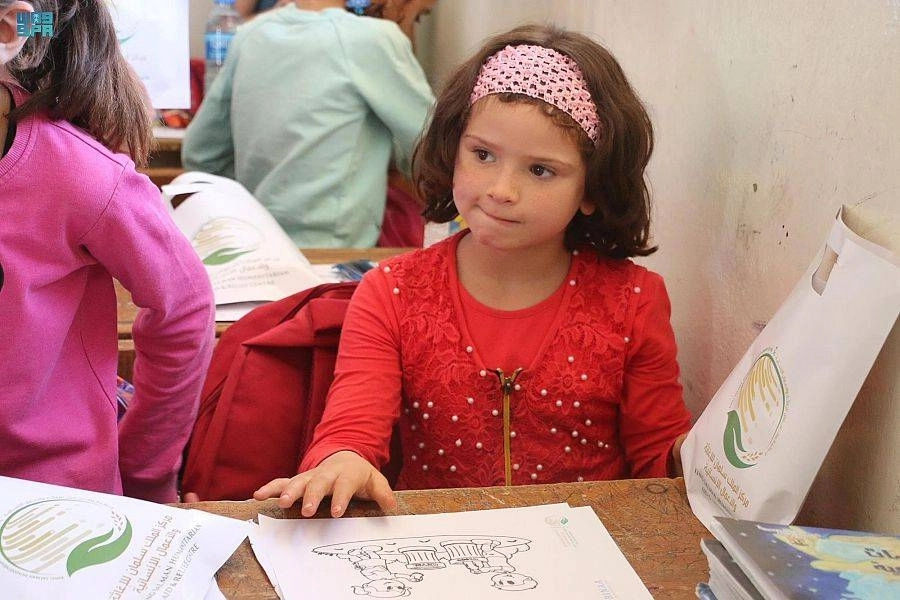 إحدى الطالبات الآسيويات التي شملها الدعم