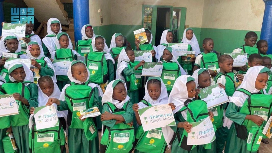 






طلاب أفارقة يرفعون لافتات شكر لمركز الملك سلمان للإغاثة   (واس)