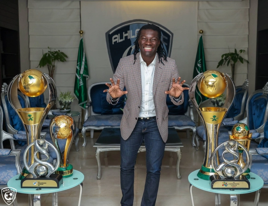 



قوميز يتوسط بطولاته مع الهلال