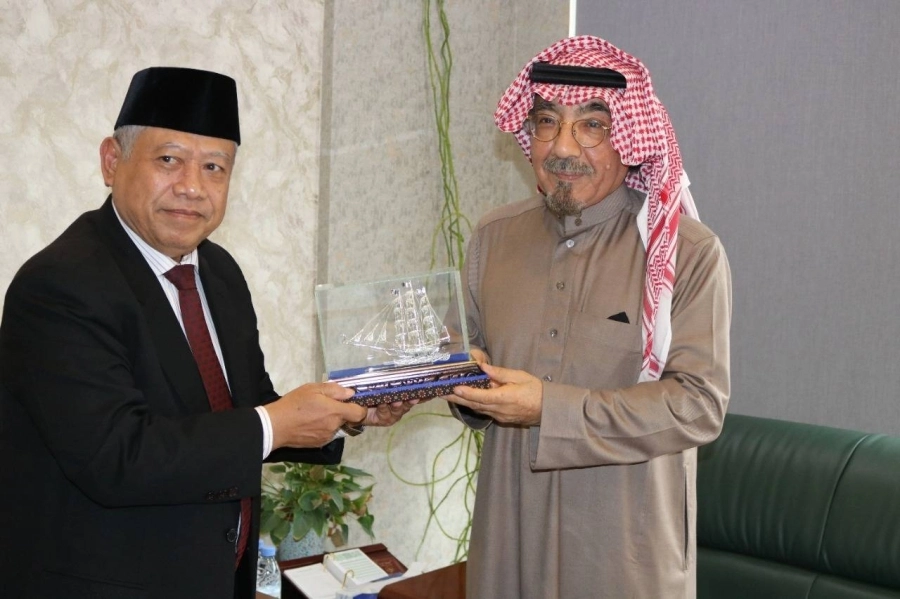 سفير إندونيسيا لدى المملكة يزور مركز البحوث والتواصل المعرفي
