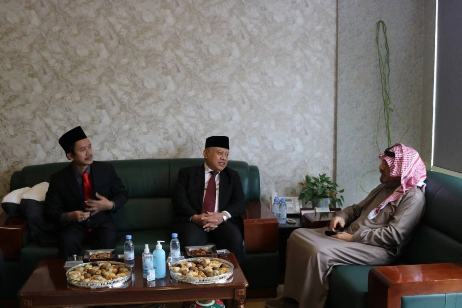 سفير إندونيسيا لدى المملكة يزور مركز البحوث والتواصل المعرفي