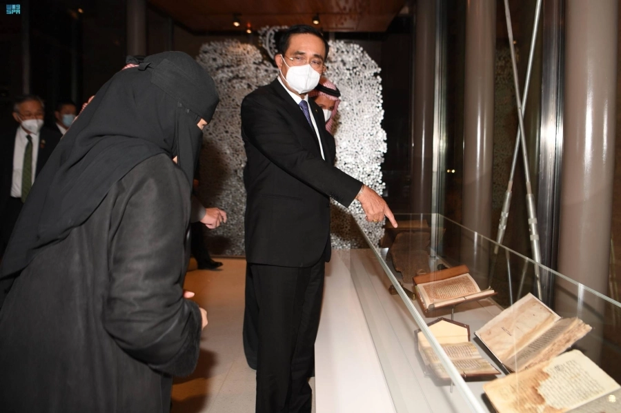 






برايوت تشان أوتشا مطلعا على مخطوطات تاريخية          (مكة)