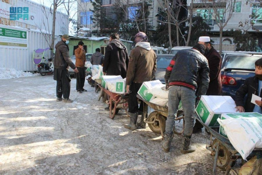 






المستفيدون يتسلمون السلال السعودية