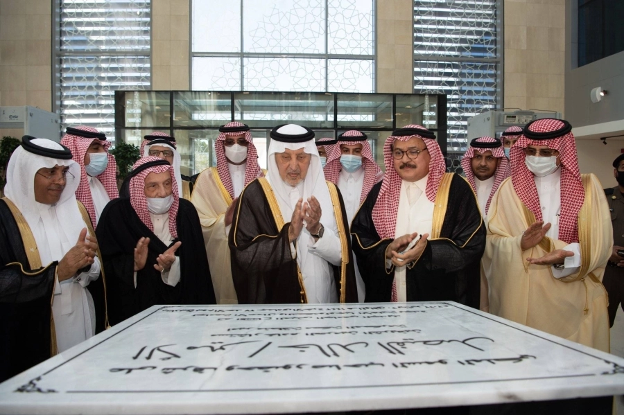 






خالد الفيصل لدى تدشينه مبنى الجامعة                                                 (مكة)
