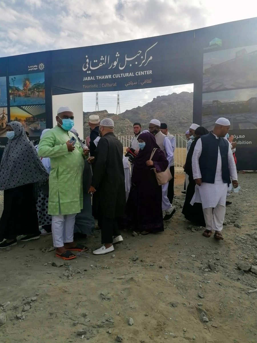 معتمرون خلال زيارتهم لجبل ثور في مكة المكرمة
