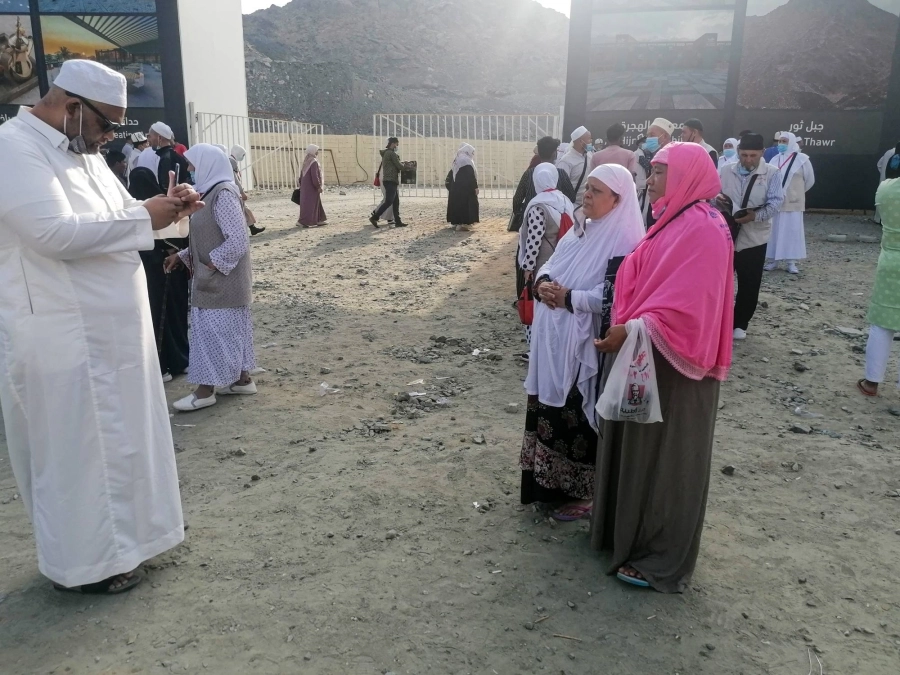 معتمرون خلال زيارتهم لجبل ثور في مكة المكرمة
