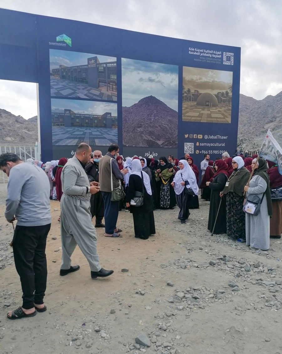 معتمرون خلال زيارتهم لجبل ثور في مكة المكرمة
