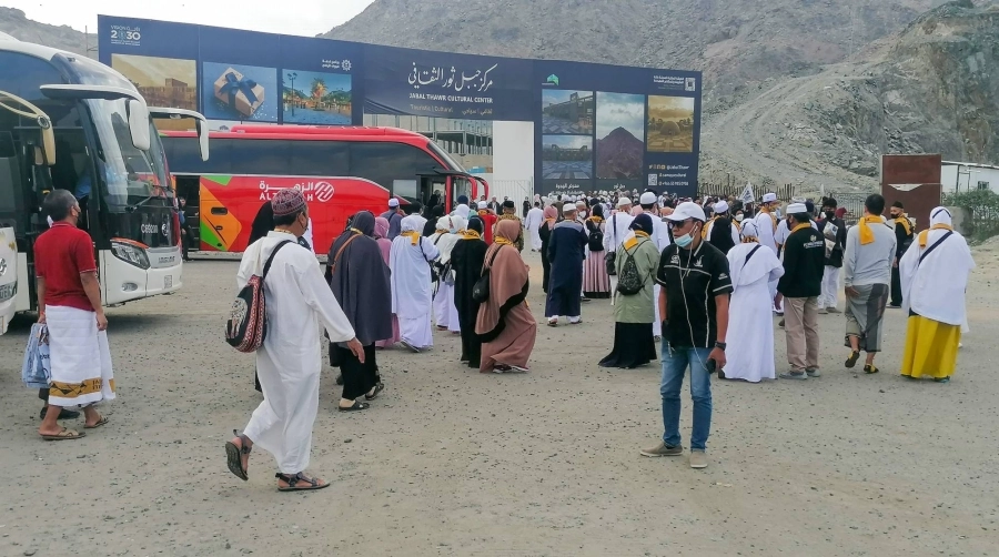 معتمرون خلال زيارتهم لجبل ثور في مكة المكرمة
