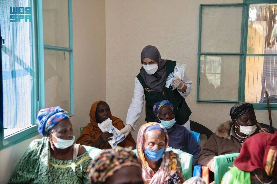 تشاديات ينتظرن دورهن لإجراء العملية الجراحية                  (واس)