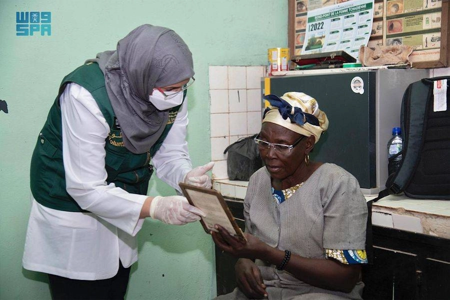 مريضة في مرحلة الكشف مع طبيبة المركز          (واس)