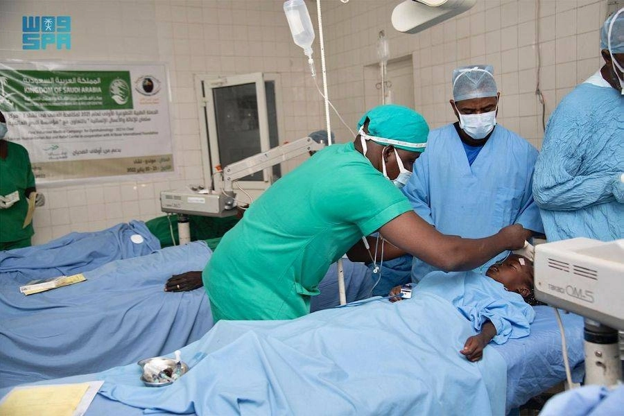 طفل «منوم» بعد العملية          (واس)