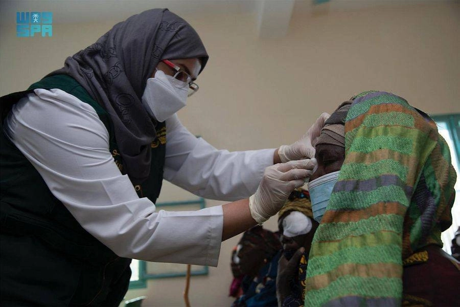 متابعة إحدى الحالات بعد العملية الجراحية          (واس)