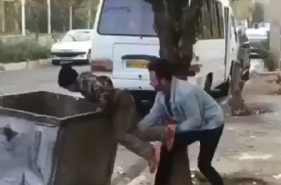 






طفل إيراني يبحث عن طعام في القمامة                              (مكة)