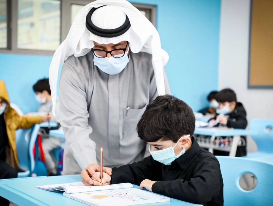 معلم خلال تعليم طلاب إبتدائية (مكة)