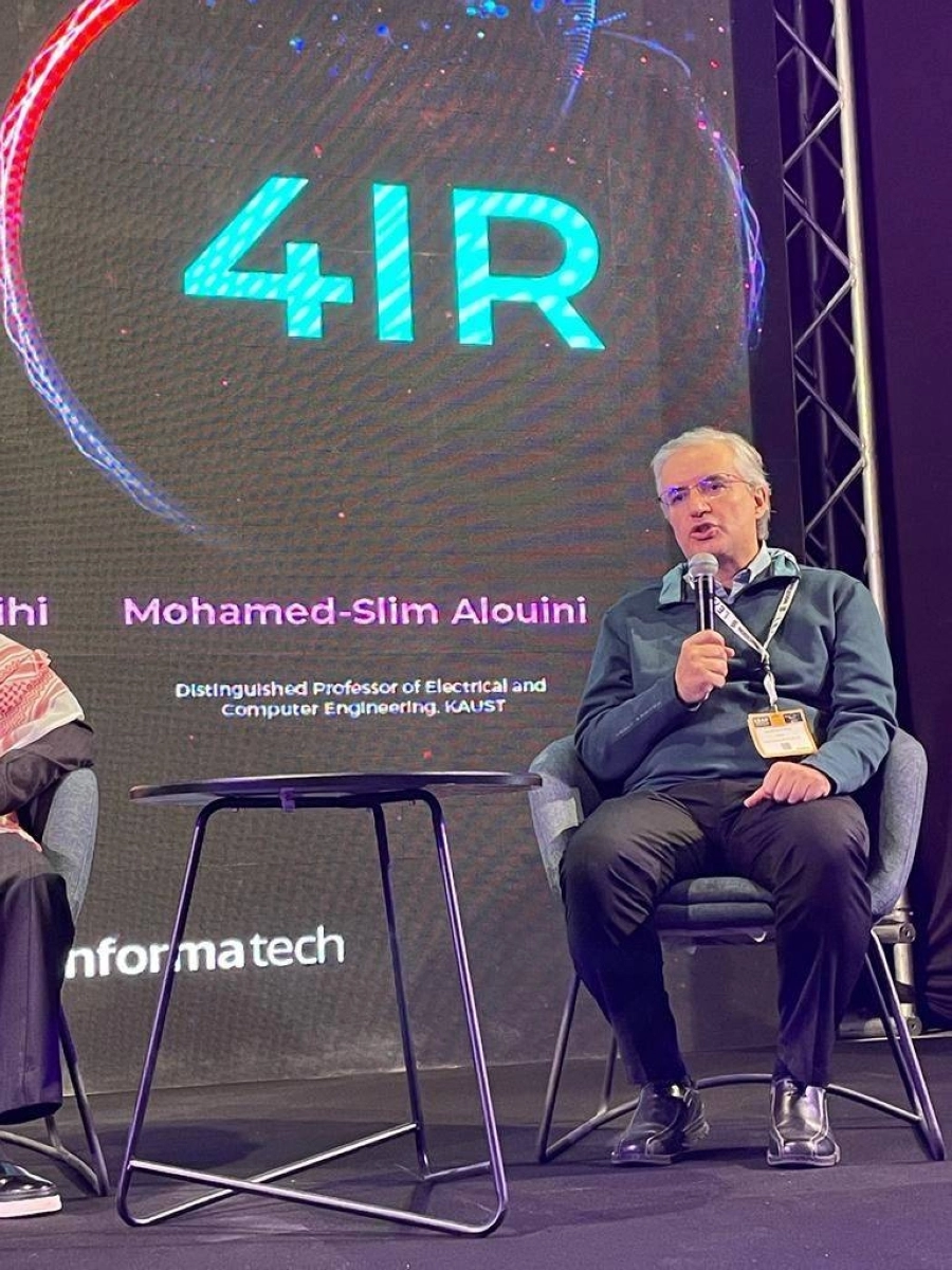 البروفيسور محمد سليم العلويني الأستاذ المتميز في الهندسة الكهربائية والحاسوبية في ⁧‫كاوست‬⁩، في حلقة نقاش بعنوان "5G: تمهيد الطريق للصناعة"