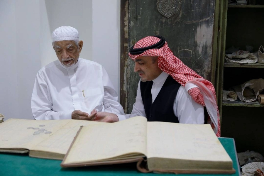 صالح صيرفي بجواره ابنه المهندس انس مسترجعا حياة العمل في مصرفة قبل سبعين عاماً