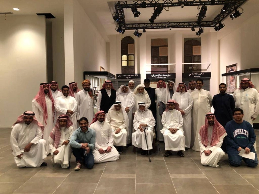 عدد من الحضور من اسرة صيرفي في مناسبة تدشين متحف مصرف الصيرفي في مركز جــدة بارك